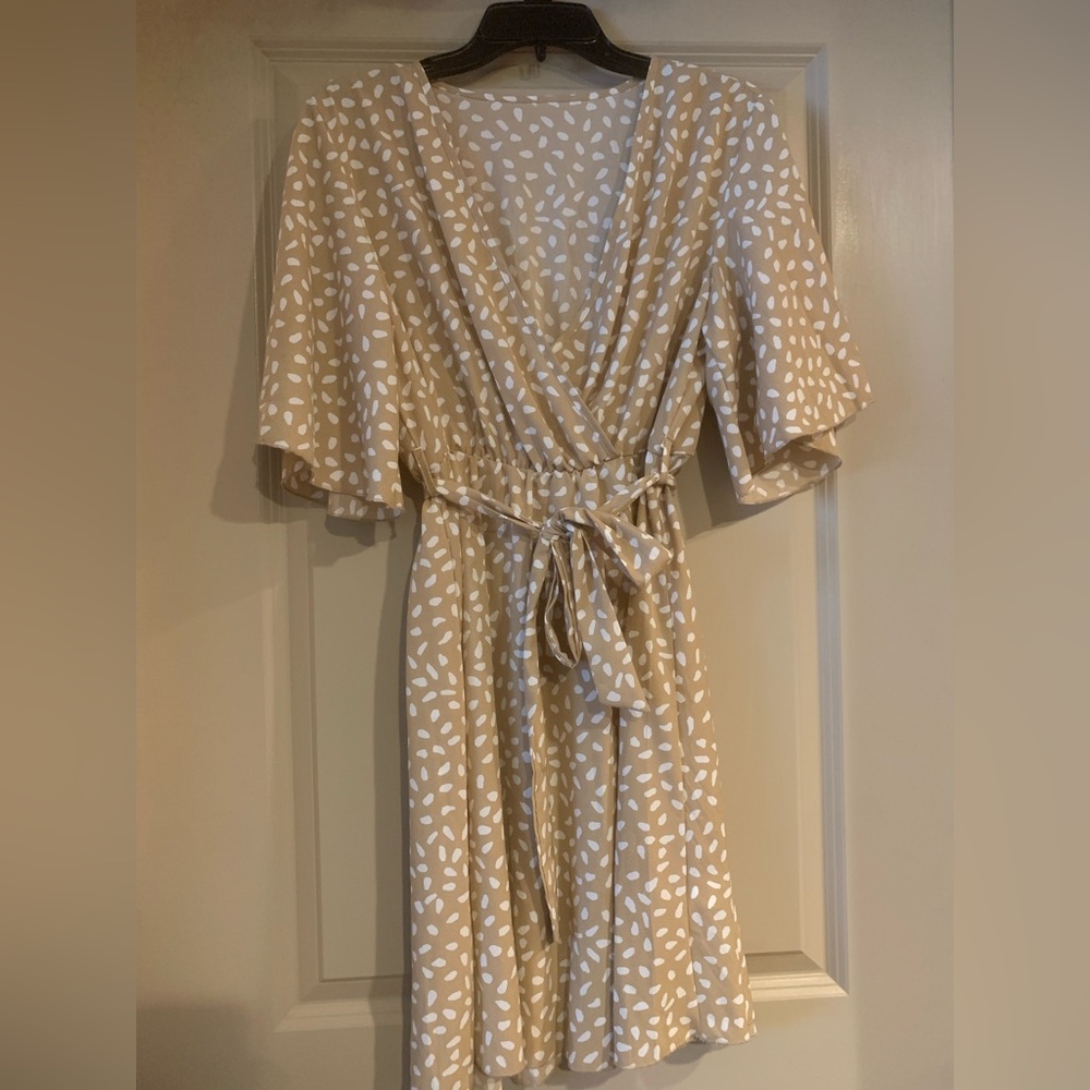 Cute beige flowy dress. Perfect for wedding/winery, or just a cute summer dress!